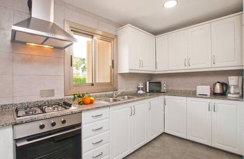 Alcudia Ski Chalet | Duplex Apartment with WIFI, AC and garden in front of the beach, Port d'Alcudia.