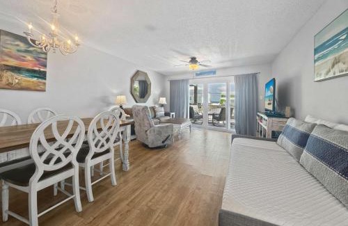 Gulf Shores House | Duplex Beach Home for 6 with Balcony & Resort-style Amenities