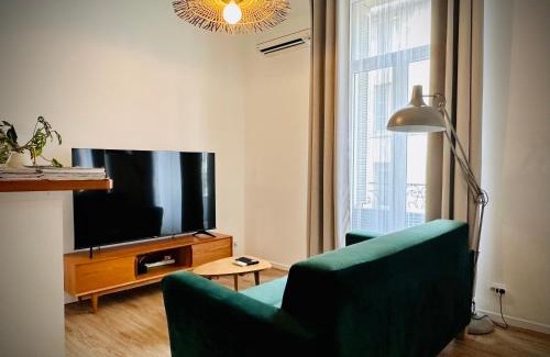Avignon City Centre Apartment | Duplex-Ceiling height 1,9m-Free private parking-Self check in ! Duplex climatisé-Hauteur sous plafond 1,9m-Parking privé gratuit-Arrivée autonome !