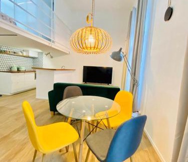 Avignon City Centre Apartment | Duplex-Ceiling height 1,9m-Free private parking-Self check in ! Duplex climatisé-Hauteur sous plafond 1,9m-Parking privé gratuit-Arrivée autonome !
