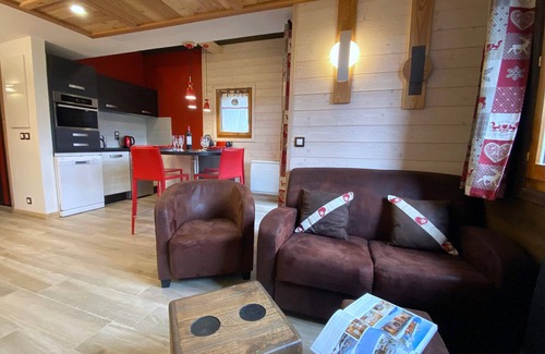 Les Praz-de-Chamonix Apartment | Duplex chalet with wood stove, parking and WiFi