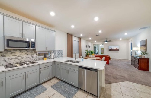 Casas Adobes House | Duplex-Style House/Split/3 BR 3 BA/Office
