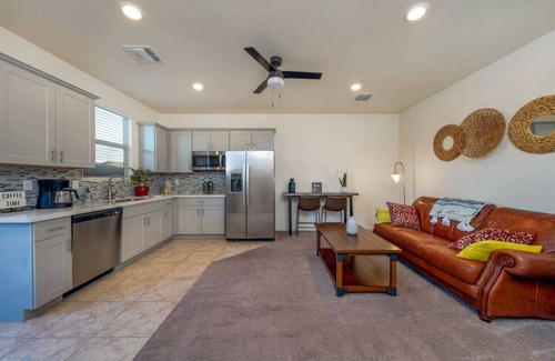 Casas Adobes House | Duplex-Style House/Split/3 BR 3 BA/Office