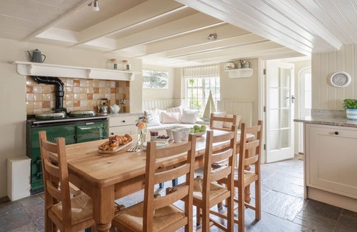 Kingsbridge Cottage | Dusky Cottage - a thatched cottage that sleeps 8 guests in 4 bedrooms