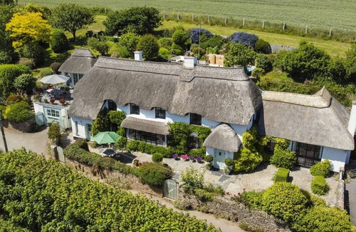 Kingsbridge Cottage | Dusky Cottage - a thatched cottage that sleeps 8 guests in 4 bedrooms