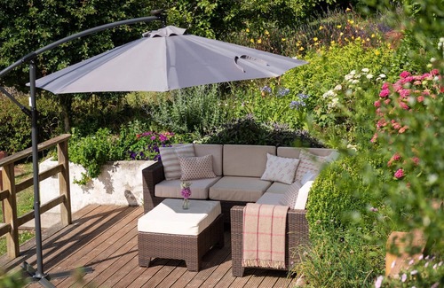 Kingsbridge Cottage | Dusky Cottage - a thatched cottage that sleeps 8 guests in 4 bedrooms