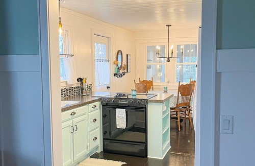 Mackinaw City Cottage | “Dutch Harbor”-Mackinaw City Cottage- walking distance to town and the ferry’s!