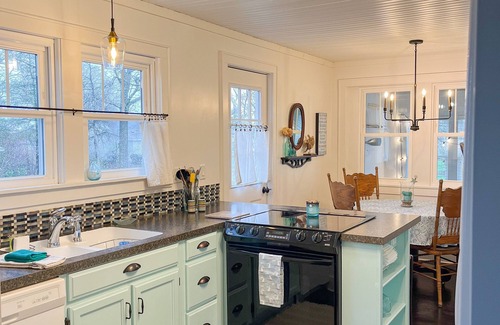 Mackinaw City Cottage | “Dutch Harbor”-Mackinaw City Cottage- walking distance to town and the ferry’s!