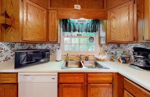 Lake Junaluska House | Dutch Treat | Vintage charmer in Lake Junaluska with mountain views & sunroom