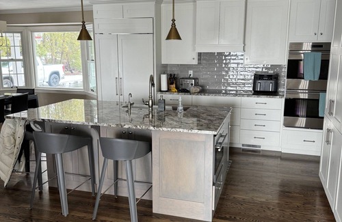 Oshkosh House | EAA - Luxury on Lake Winnebago - with hot tub