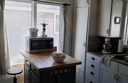Oshkosh House | EAA Oshkosh Lakefront Comfortable Whole House AC Parking WiFi Sleeps 6
