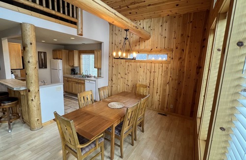 Redmond Ski Chalet | EAGLE CREST CHALET - ON GOLF COURSE WITH PRIVATE HOT TUB AND EV CHARGING!