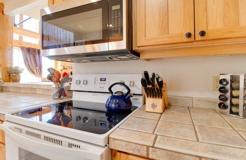 Redmond Ski Chalet | EAGLE CREST CHALET - ON GOLF COURSE WITH PRIVATE HOT TUB AND EV CHARGING!