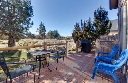 Redmond Ski Chalet | EAGLE CREST CHALET - ON GOLF COURSE WITH PRIVATE HOT TUB AND EV CHARGING!
