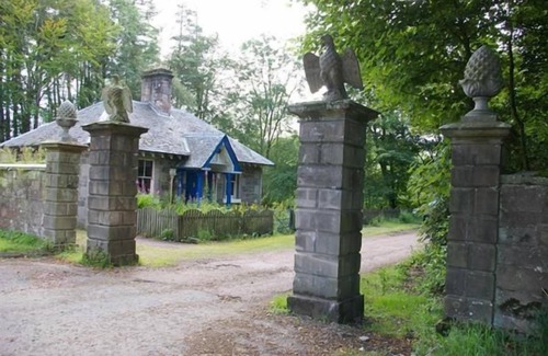 Biggar Cottage | Eagle Lodge, Gatehouse next to A73, Self catering cottage, Pets welcome