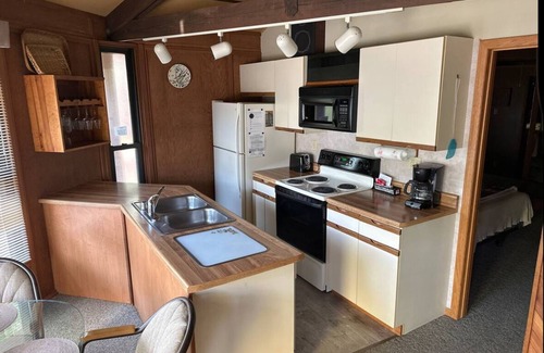 Eagle River House | Eagle River Oak Tree House - Charming 2-bedroom house - Sleeps 6