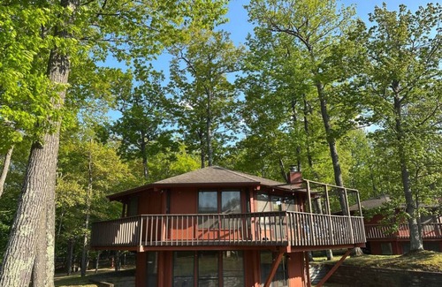 Eagle River House | Eagle River Oak Tree House - Charming 2-bedroom house - Sleeps 6