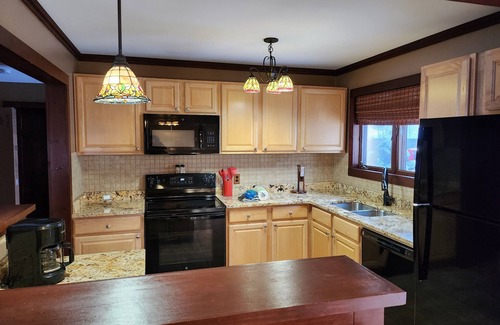Lake George Cabin | Eagle's Nest at Adirondack Lodge- 3 BR Cabin -8 mins to Lake George Village!