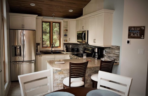 Christina Lake House | Eagle's Nest Cottage- Adult-Exclusive Retreat Nestled above Christina Lake