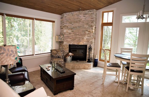 Christina Lake House | Eagle's Nest Cottage- Adult-Exclusive Retreat Nestled above Christina Lake