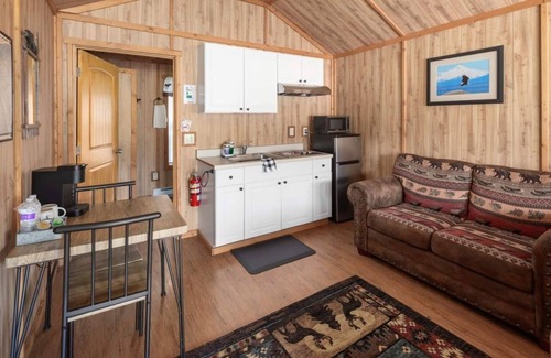 Coram Cabin | Eagles Nest Cabin! 6 miles to Glacier!