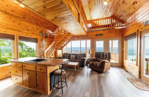 Bryant Cabin | Eagles Nest Cabin – Bluff Views & Hot Tub!