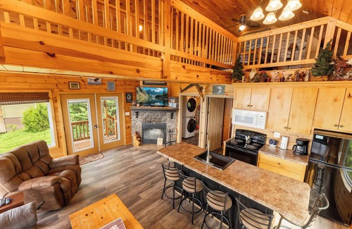 Bryant Cabin | Eagles Nest Cabin – Bluff Views & Hot Tub!