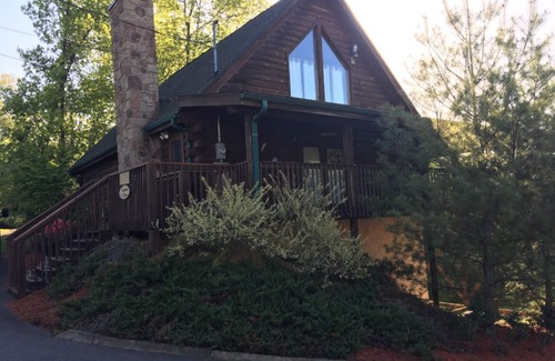 Sevierville Cabin | EARLY 2025 SPECIALS! nCharming 2BR/2 Bath Only Minutes from Dollywood