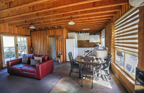 Gilgandra Cabin | Earth n TimbernSleeps 4 1 bathroom