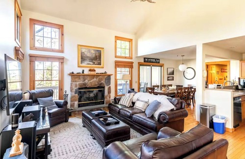 Tannersville Ski Chalet | Earthstone Valley | Ski Pool Pickleball