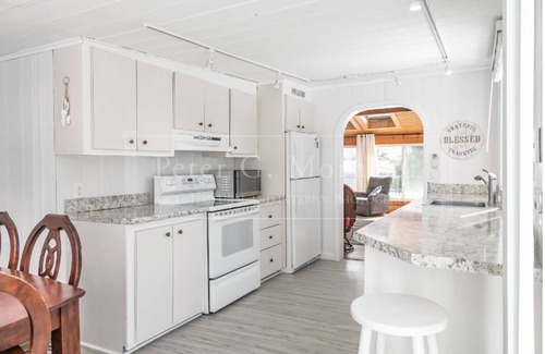 York Beach Cottage | Easily sleeps 8 guests, 5 minute walk to beach