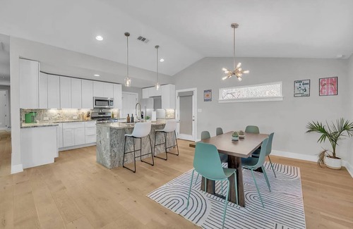 East MLK House | East Austin Getaway | 4BR | BBQ | Cowboy Pool | DT