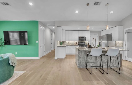 East MLK House | East Austin Getaway | 4BR | BBQ | Cowboy Pool | DT