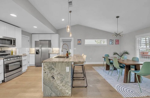 East MLK House | East Austin Getaway | 4BR | BBQ | Cowboy Pool | DT