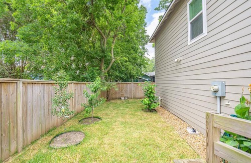 South Central Houston Apartment | East Downtown Private Restored Historic Apartment