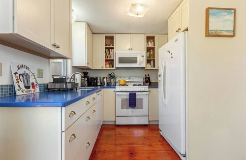Provincetown House | East End Midcentury 2-bedroom townhome Large back deck + short walk to Bay Beach
