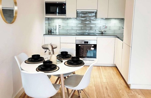 Canning Town Apartment | East London 2-Bed Apt Sleeps 4, 7 min walk to Tube