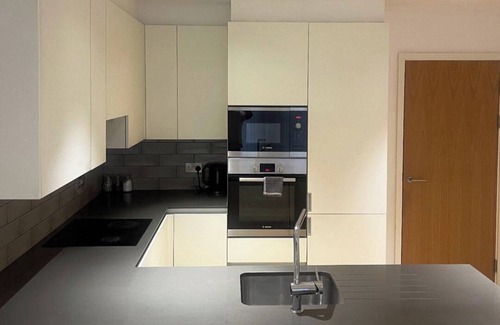 Canning Town Apartment | East London 2-Bed Apt Sleeps 4, 7 min walk to Tube