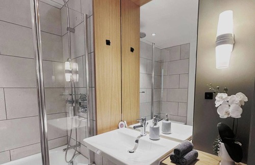 Canning Town Apartment | East London 2-Bed Apt Sleeps 4, 7 min walk to Tube