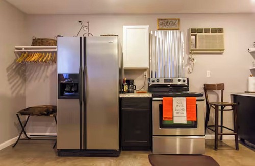Lockeland Springs Cottage | East Nashville - walk your dog to Downtown! Two short-end blocks to 5 Points!