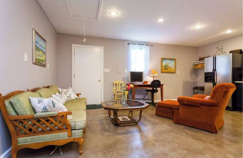 Lockeland Springs Cottage | East Nashville - walk your dog to Downtown! Two short-end blocks to 5 Points!