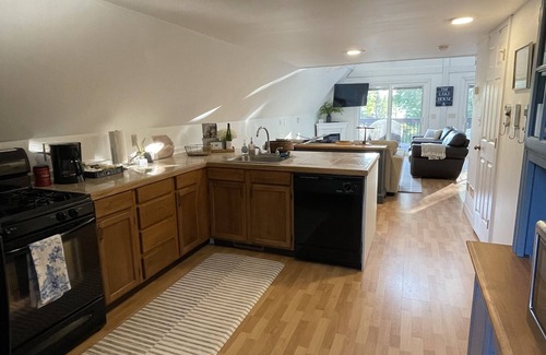 Skaneateles House | East Side 4 Bdrm on Skaneateles Lake, firepit, paddle boards, 5 miles to village