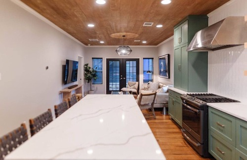 MLK House | East Side Home | Epic Game Room | Sleeps 13