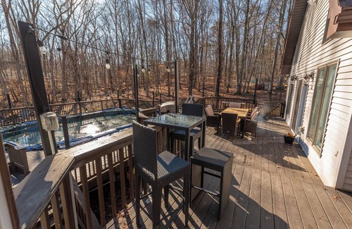 East Stroudsburg House | East Stroudsburg Chalet-4BR,Bar,Hot-tub,Fireplace, Pool