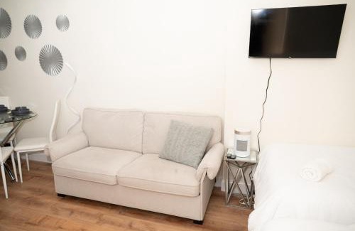 Ukrainian Village Apartment | East2 Village Center Apartment w Full Amenities Great New York Location