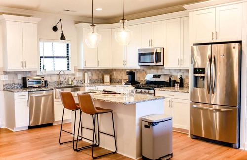 East Ocean View House | EastBay Getaway 4 BR Pet Friendly Steps to Beach