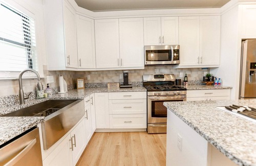 East Ocean View House | EastBay Getaway 4 BR Pet Friendly Steps to Beach