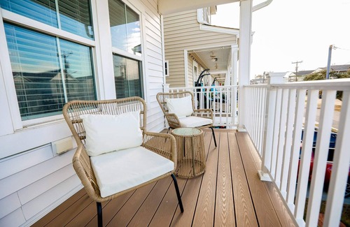 East Ocean View House | EastBay Getaway 4 BR Pet Friendly Steps to Beach