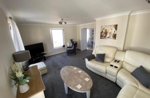 Cleethorpes Apartment | Eastcliffe Penthouse, 2 beds & bathrooms with parking