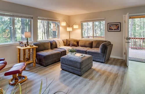 Easton Cabin | Easton Creekside Cabin w/ Private Deck & Fire Pit!